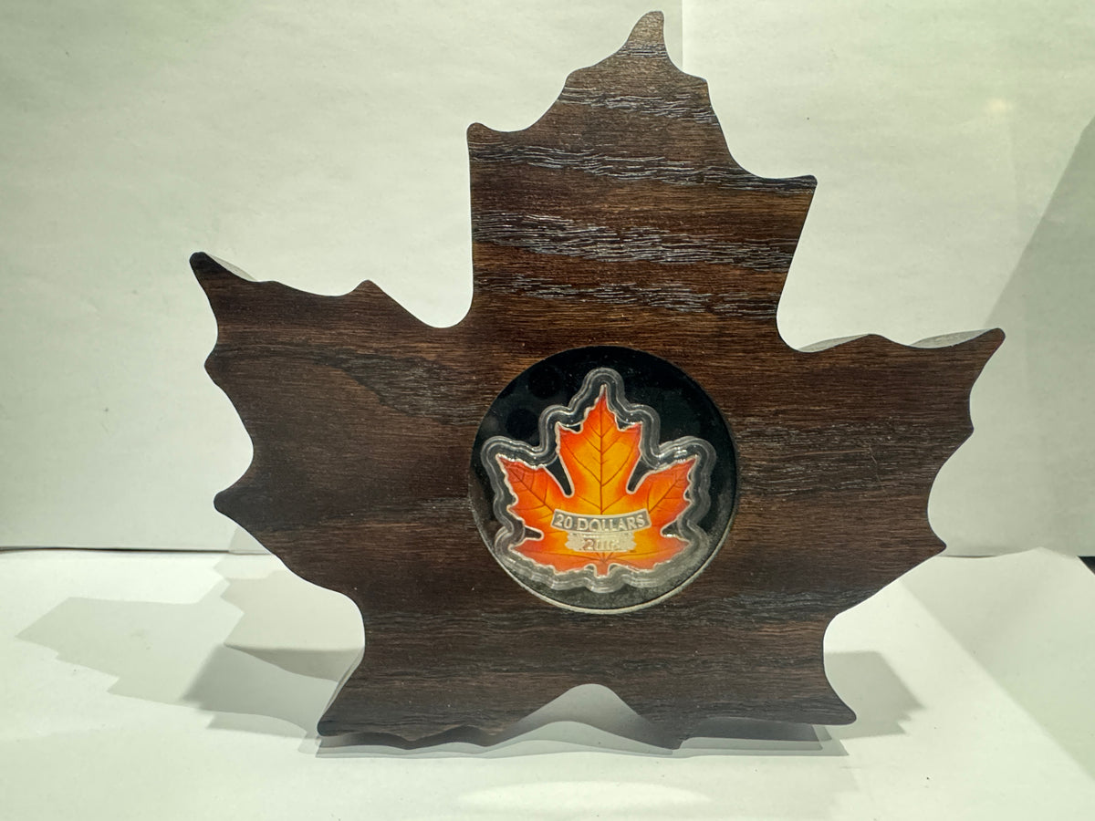 [AUCTION ONLY] $20 FINE SILVER MAPLE LEAF–SHAPED COLOURED COIN (RCM 152949)